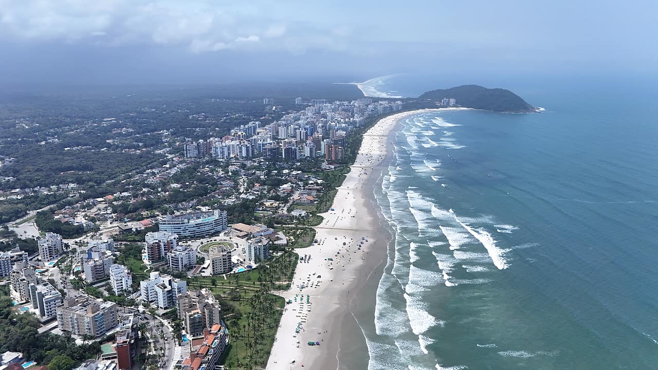 Vista aérea da praia da Riviera de São Lourenço com os módulos à beira-mar